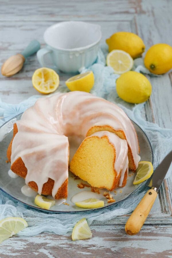 Frisch gebackener Zitronenkuchen mit Zitronenguss.