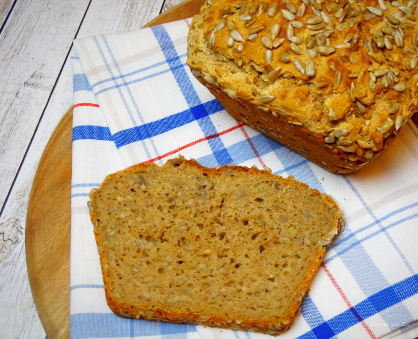 Saftiges Sonnenblumenkernbrot (vegan möglich) • Cookie und Co