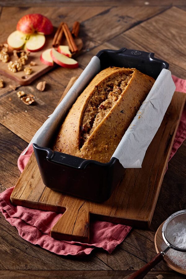 Saftiges Apfelbrot mit Nüssen,in einer Kastenform auf einem Holzbrett,