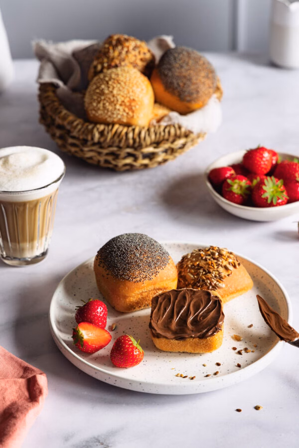 Mini-Frühstücksbrötchen aus der Brwonieform mit Saatentopping.