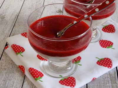 Grießpudding mit Erdbeersoße