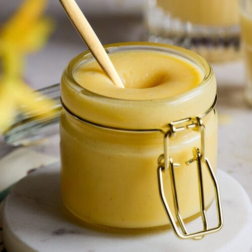 Eierlikörcreme mit weißer Schokolade im Glas.