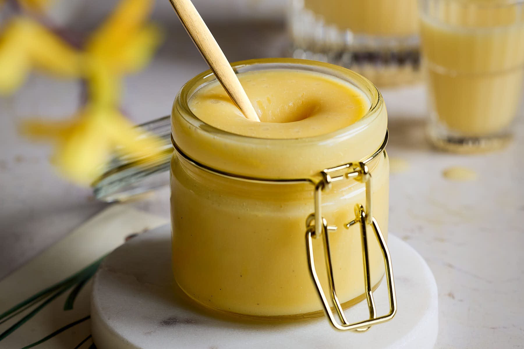 Eierlikörcreme mit weißer Schokolade im Glas.