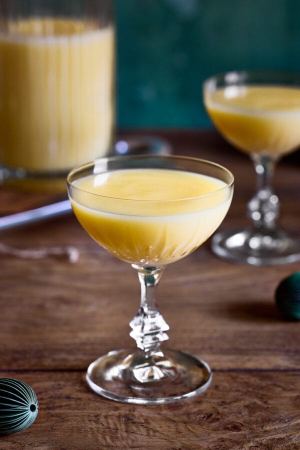 Selbstgemachter Eierlikör in einem eleganten Glas, perfekt für besondere Anlässe.