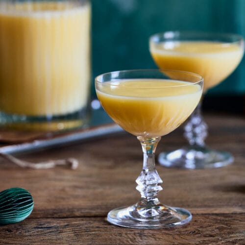 Selbstgemachter Eierlikör in einem eleganten Glas, perfekt für besondere Anlässe.