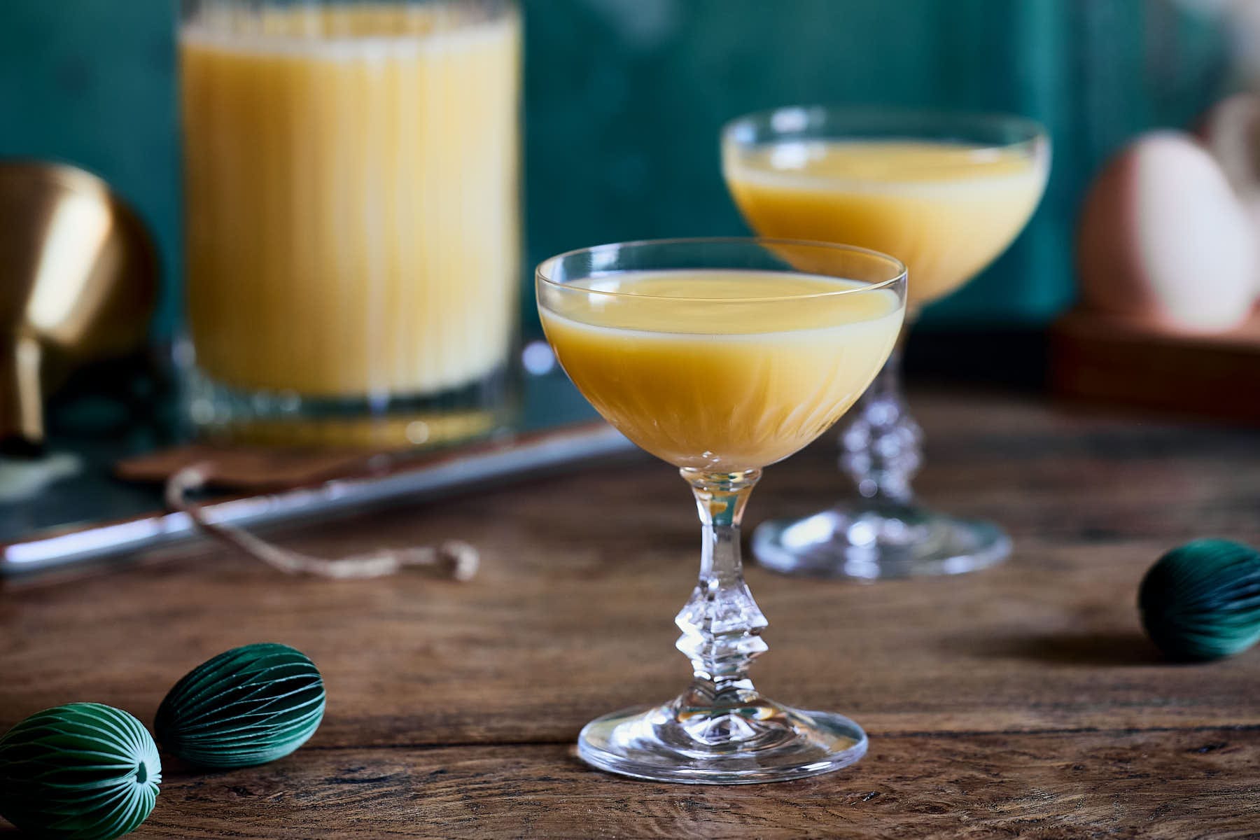 Selbstgemachter Eierlikör in einem eleganten Glas, perfekt für besondere Anlässe.