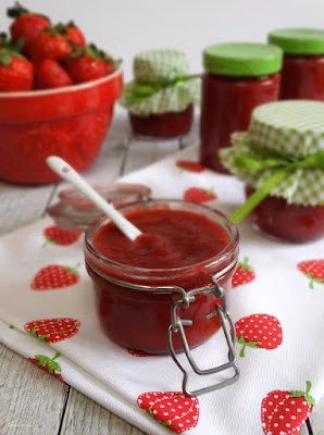 Erdbeer-Kokos-Marmelade mit weißer Schokolade