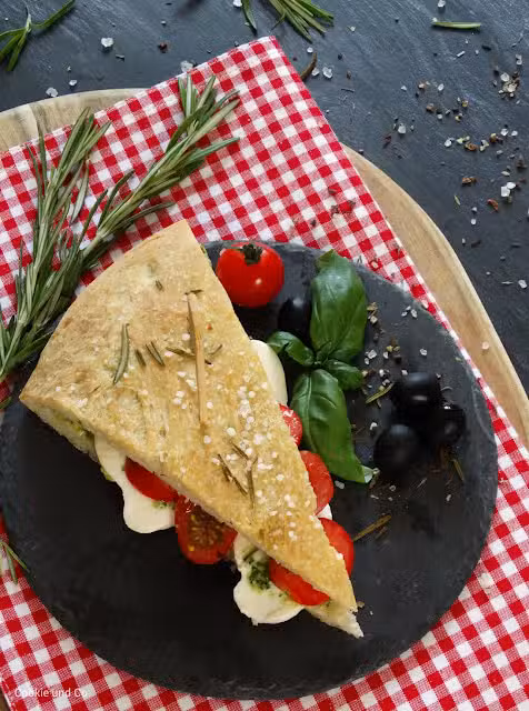 Pizzabrot Sandwich mit Basilikum-Ricotta-Pesto