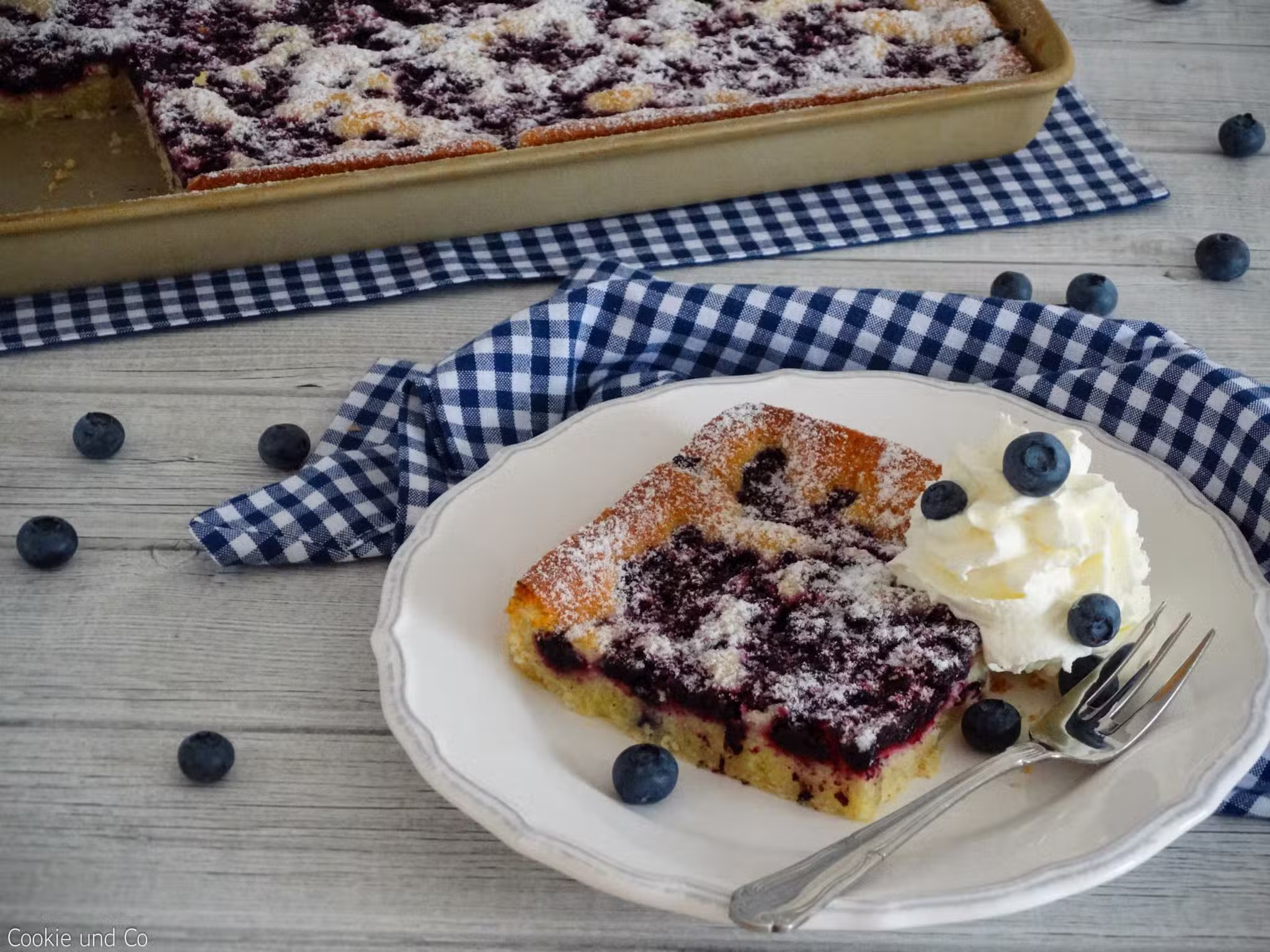 Versunkener Heidelbeerkuchen − schneller Blechkuchen
