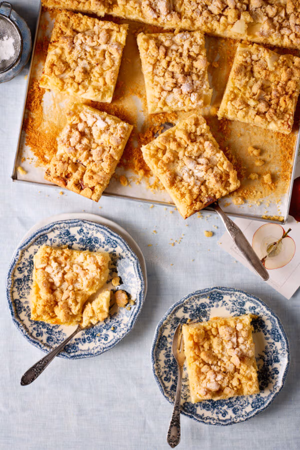 Apfelkuchen mit Streuseln und Vanillepudding – klassischer Blechkuchen mit lockerer Streuseldecke und fruchtiger Apfelschicht.