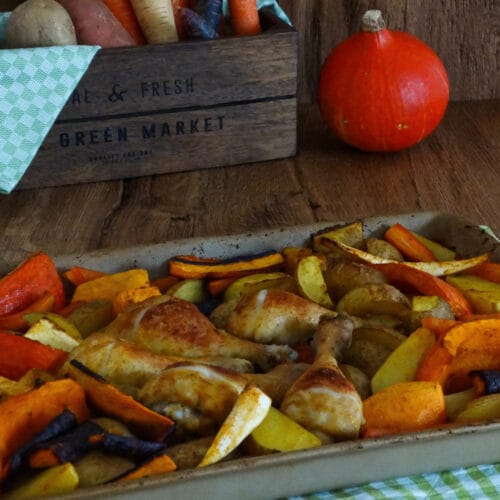Herbstliches Ofengemüse mit Hähnchenkeulen.