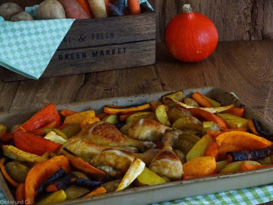 Herbstliches Ofengemüse mit Hähnchenkeulen.
