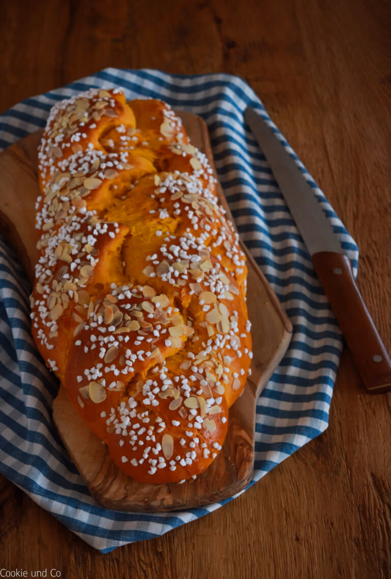 Saftiger Hefezopf mit Hokkaido Kürbis bestreut mit Hagelzucker und Mandelblättchen.
