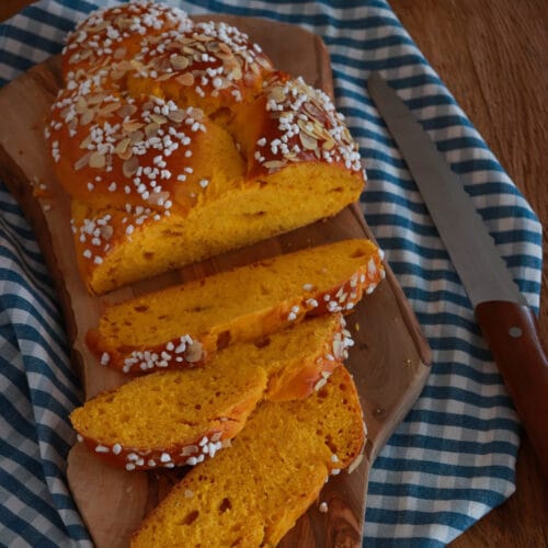 Saftiger Hefezopf mit Kürbis im Teig und Hagelzucker bestreut.