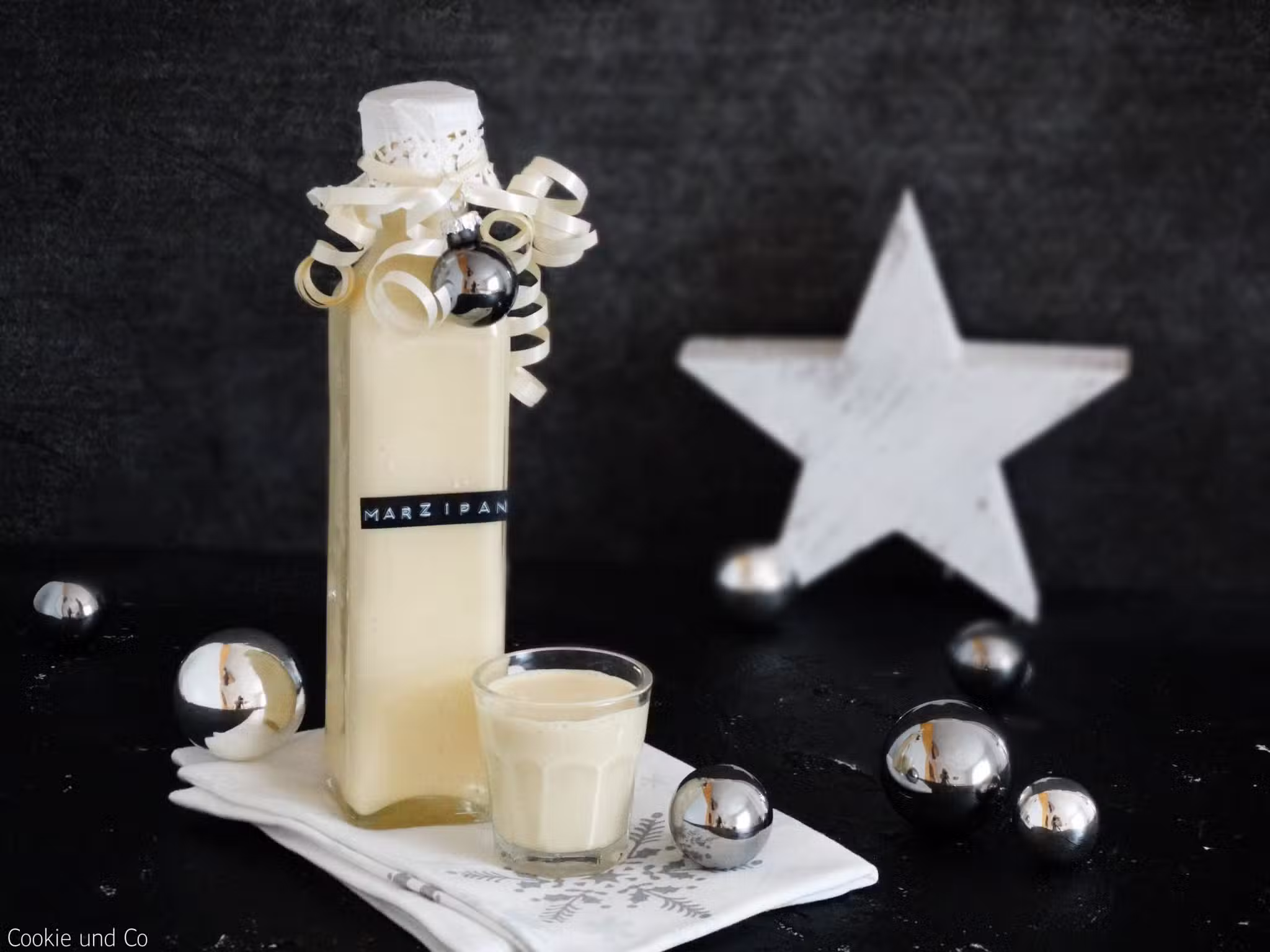 Marzipanlikör mit weißer Schokolade und Amaretto