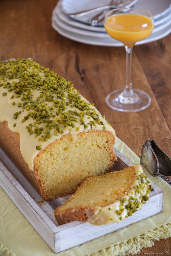 Omas Eierlikörkuchen mir einer Glasur aus weißer Schokolade und Eierlikör, getoppt mit Pistazien.