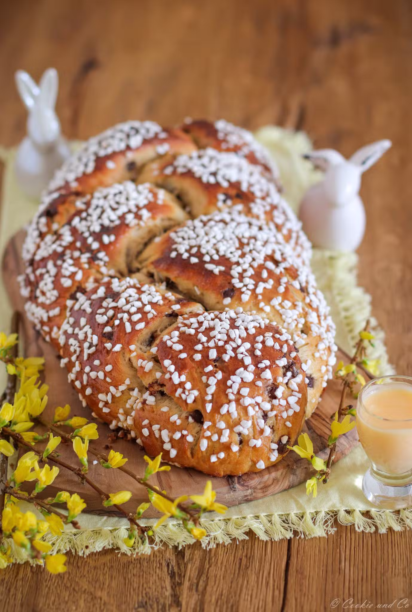 Hefezopf mit Eierlikör und Schokostückchen.