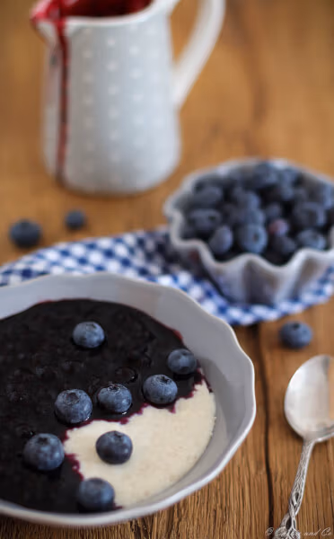 Grießbrei mit Heidelbeersoße