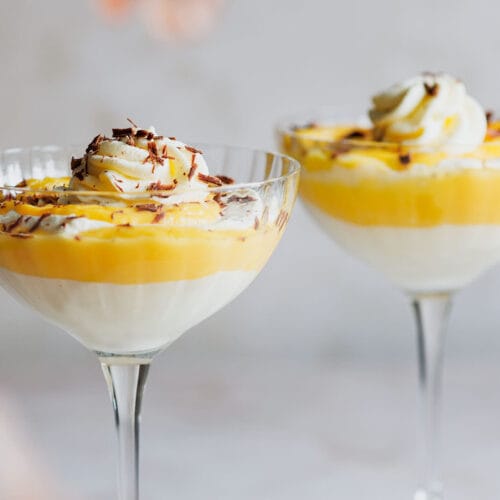 Schnelles Eierlikör Schichtdessert im Glas mit Schokoladenraspeln.