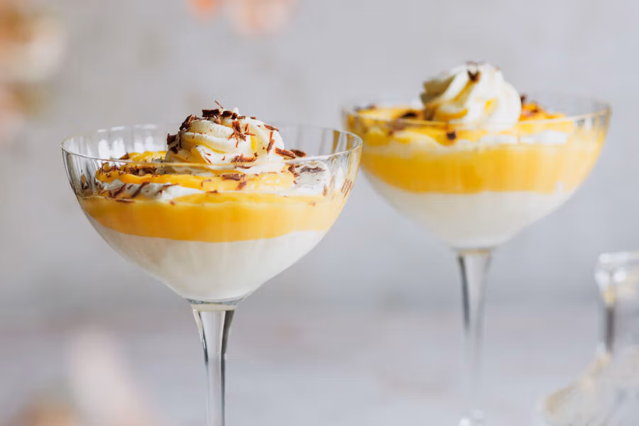 Schnelles Eierlikör Schichtdessert im Glas mit Schokoladenraspeln.