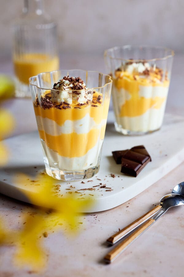 Schnelles Eierlikör Schichtdessert im Glas mit Schokoladenraspeln.