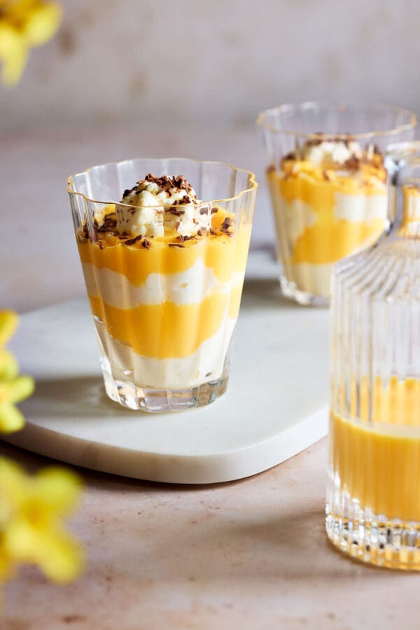 Schnelles Eierlikör Schichtdessert im Glas mit Schokoladenraspeln.