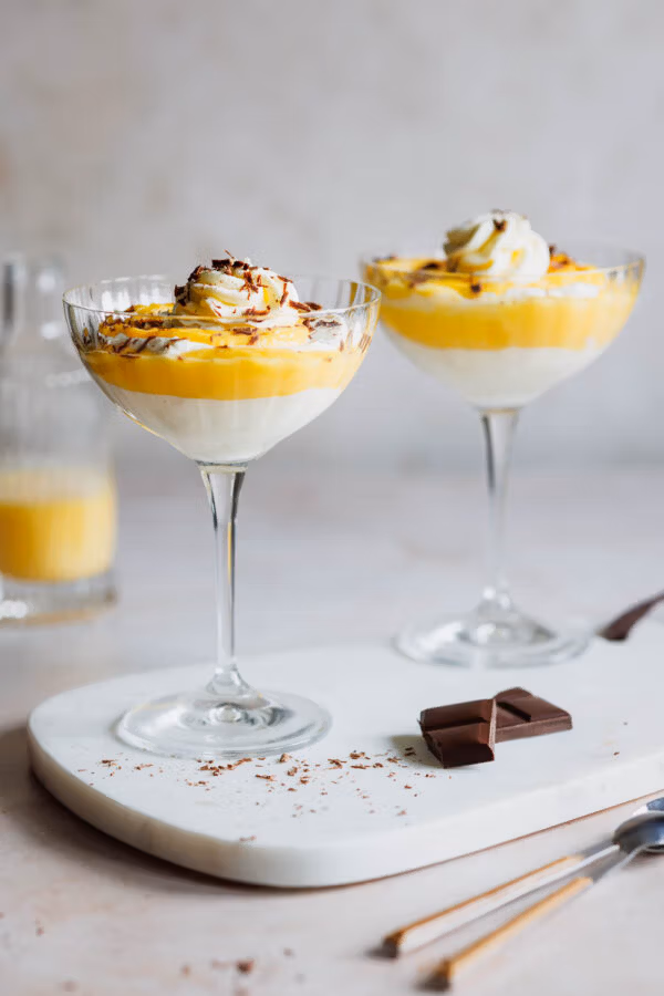Eierlikörtraum Schichtdessert im Glas mit Schokoladenraspeln.