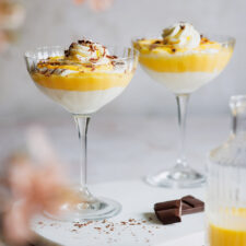 Eierlikör Schichtdessert im Glas mit Schokoladenraspeln.