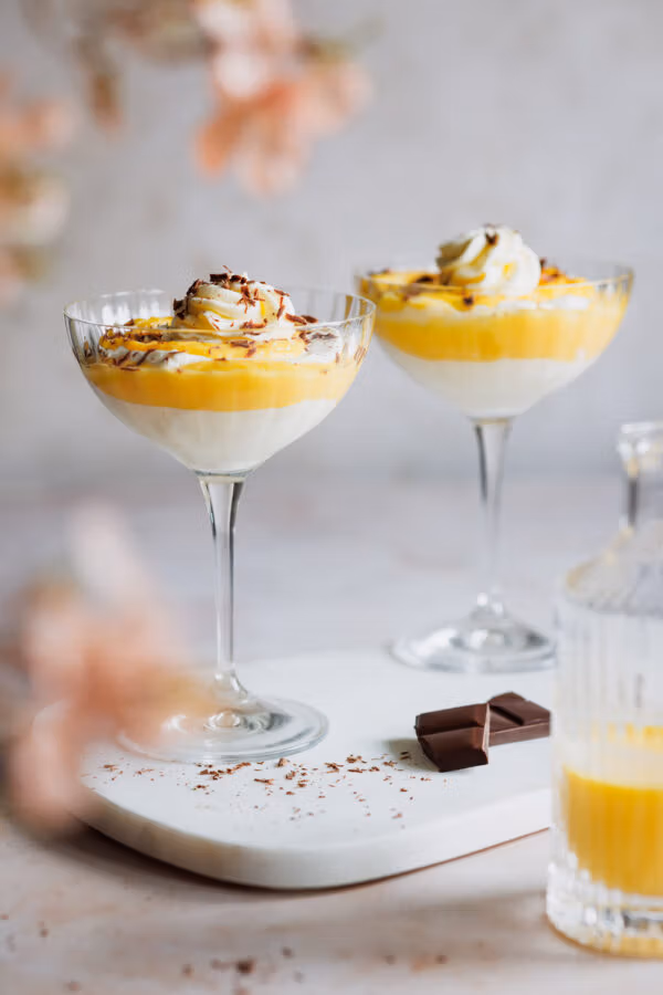 Eierlikörtraum Schichtdessert im Glas mit Schokoladenraspeln.