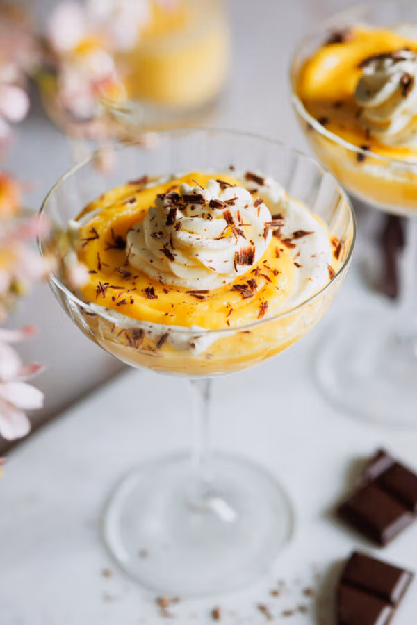 Eierlikörtraum Schichtdessert im Glas mit Schokoladenraspeln.