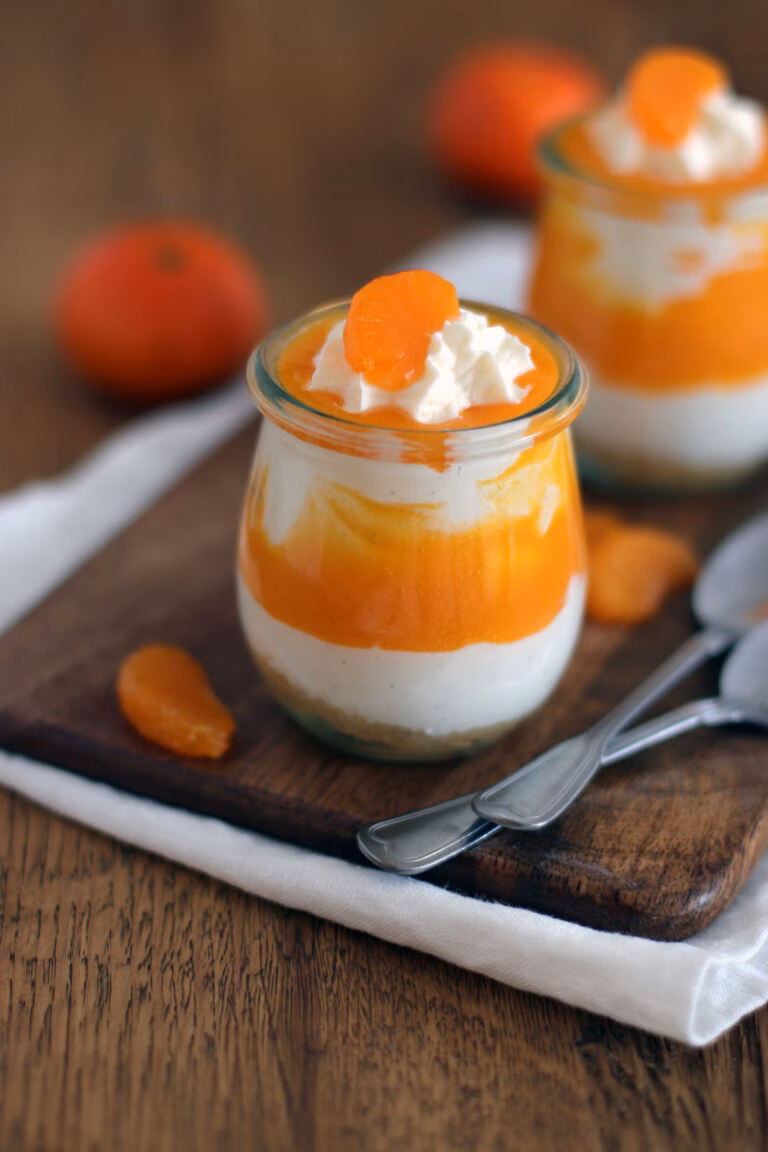 Schnelles Mandarinen-Schichtdessert in einem kleinen Glas.