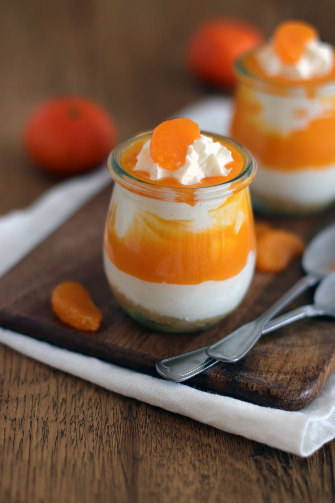 Schnelles Mandarinen-Schichtdessert in einem kleinen Glas.