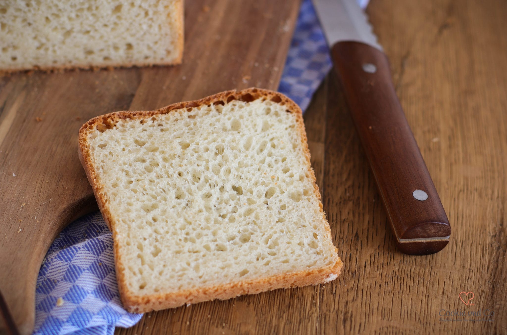 Guten Morgen Weißbrot über Nacht auf einem Holzbrett.