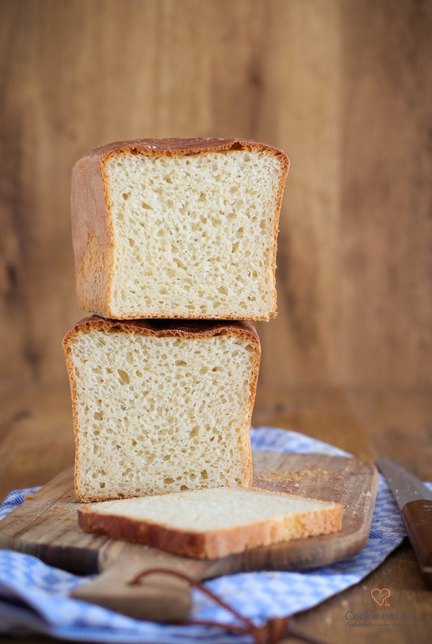 Guten Morgen Weißbrot über Nacht auf einem Holzbrett.