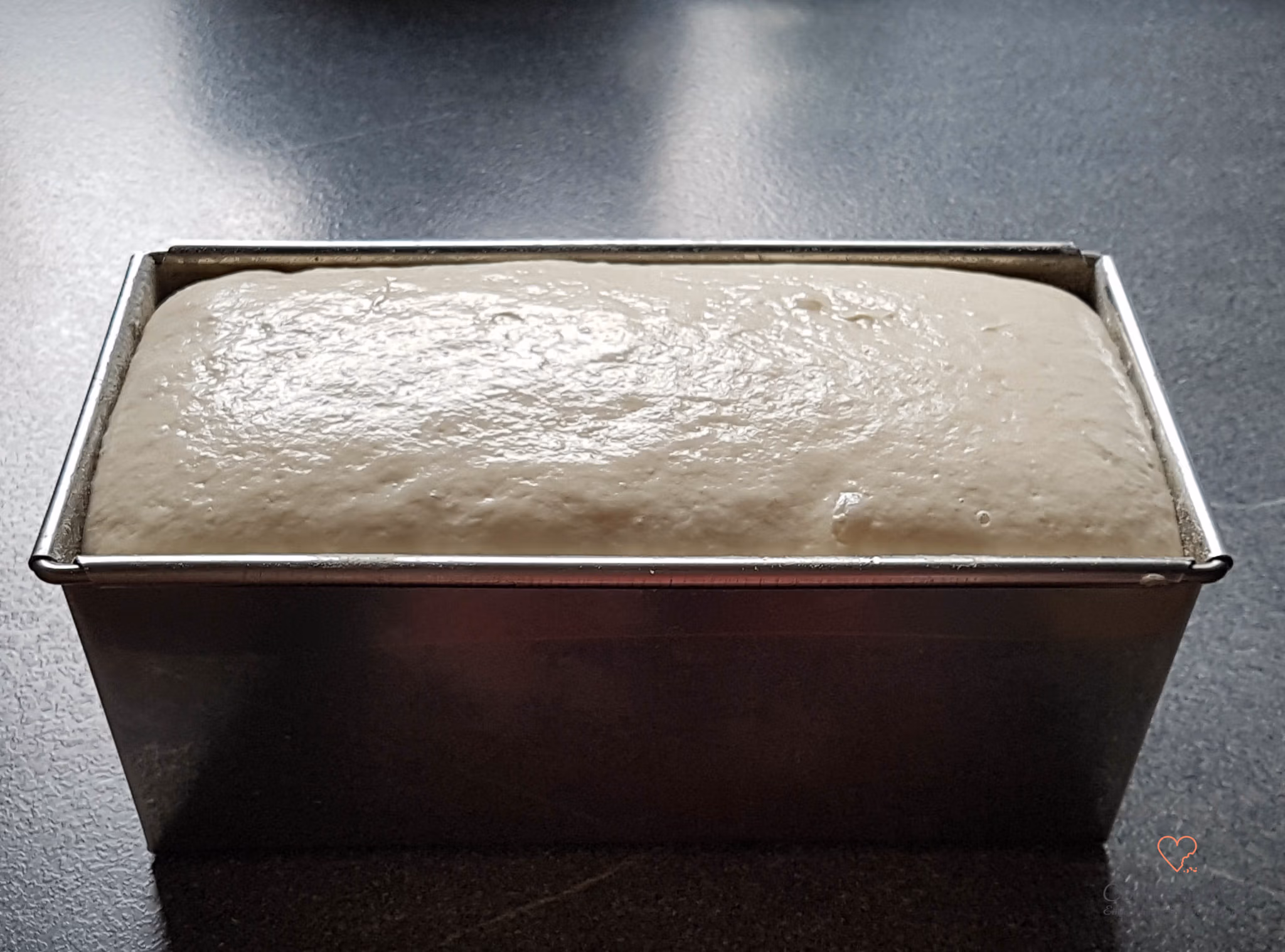 Einfaches Weißbrot über Nacht vor dem Backen.