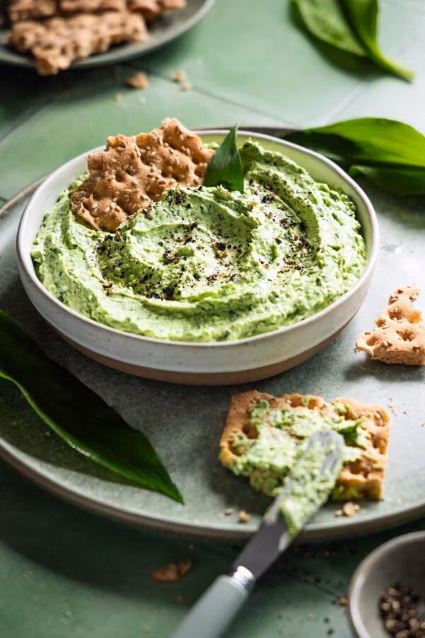 Bärlauch-Feta Dip und Aufstrich mit Knäckebrot.