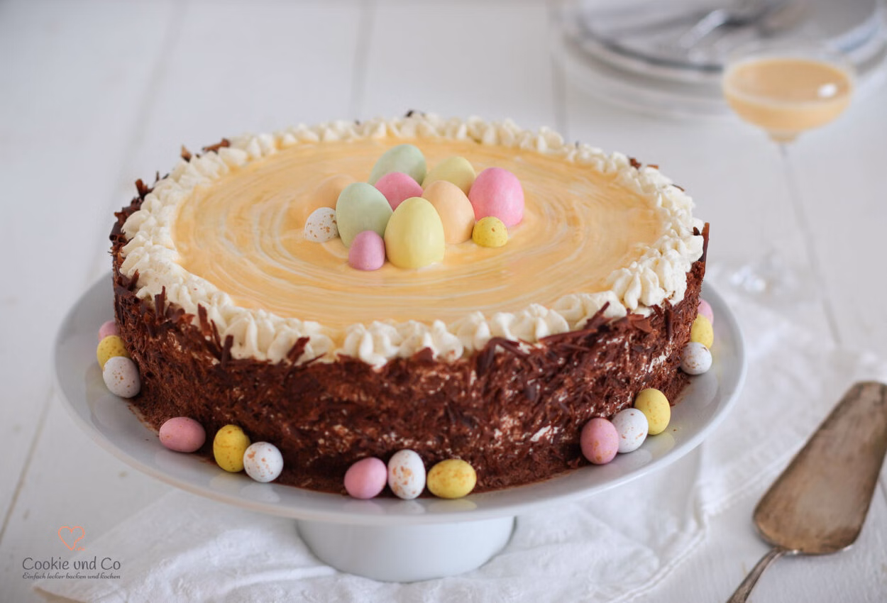 Eierlikörtoret mit Raspelschokolade und bunter Ostereiern dekoriert-