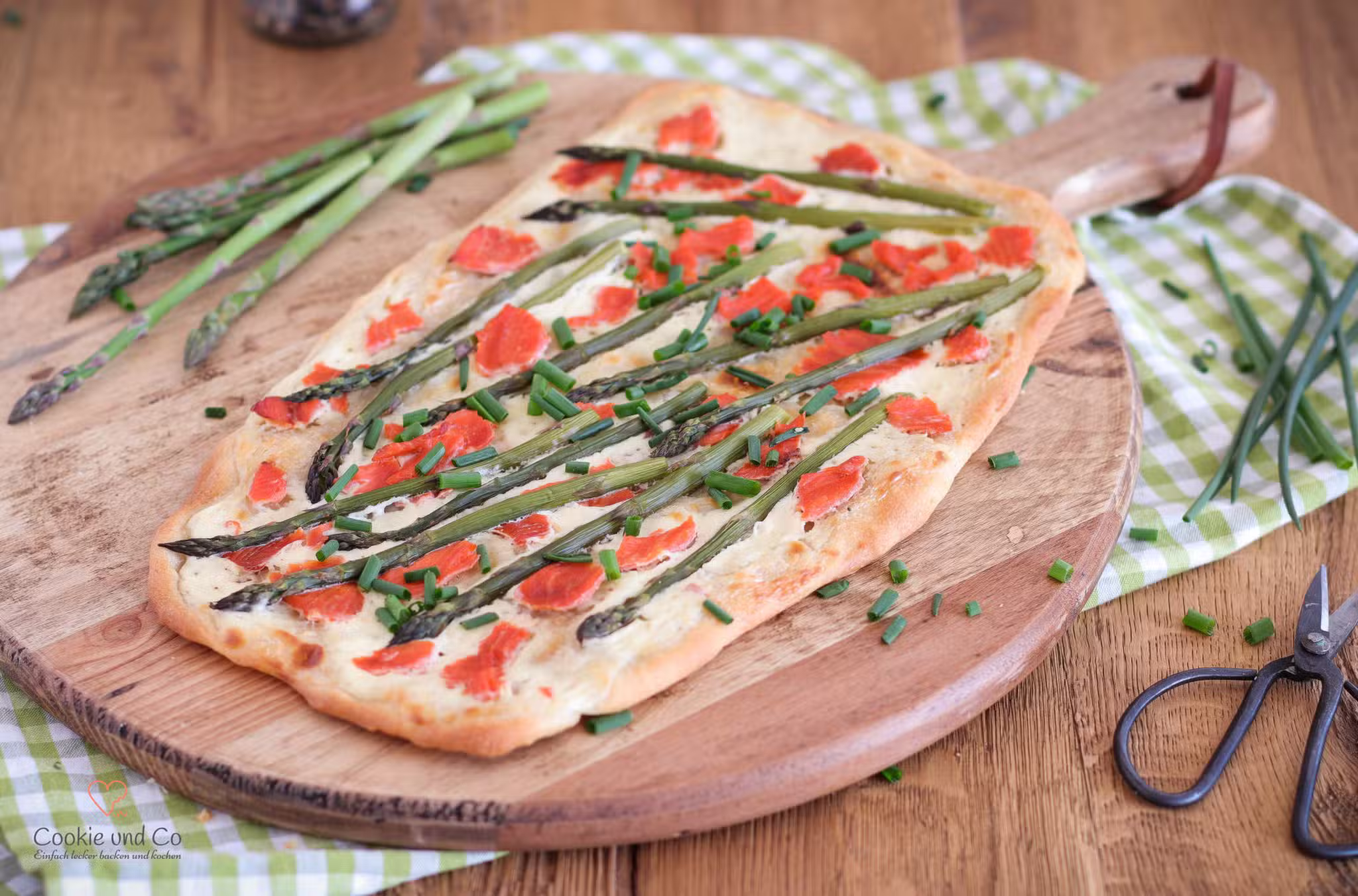 Flammkuchen mit grünem Spargel und Räucherlachs..