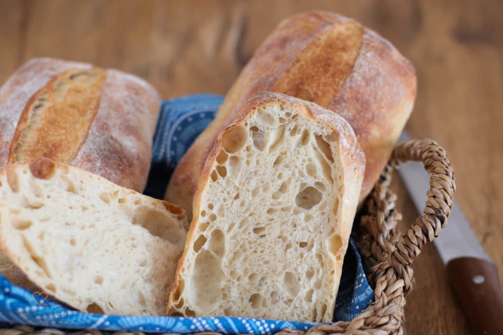 Pane bianco in einem Brotkorb. Ein mediterranes Weißbrot, dass Ciabatta ähnelt. 