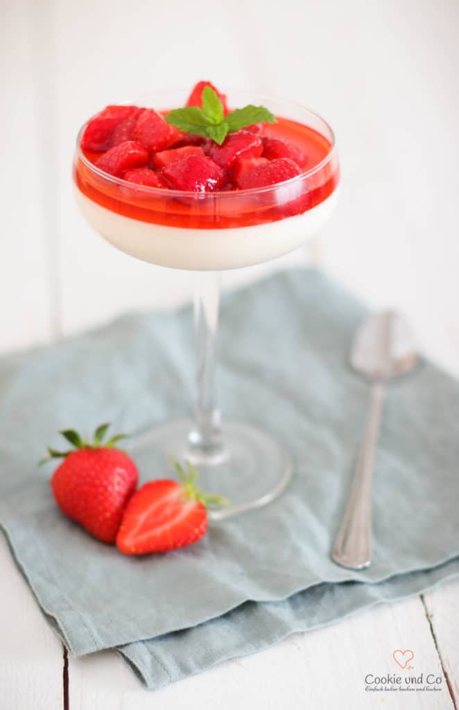 Joghurt Panna Cotta mit Erdbeeren