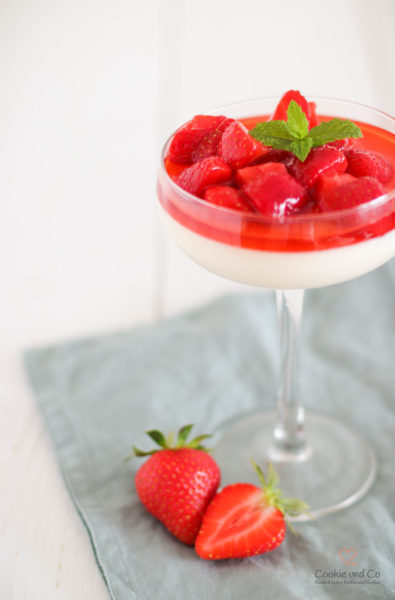 Joghurt Panna Cotta mit Erdbeeren