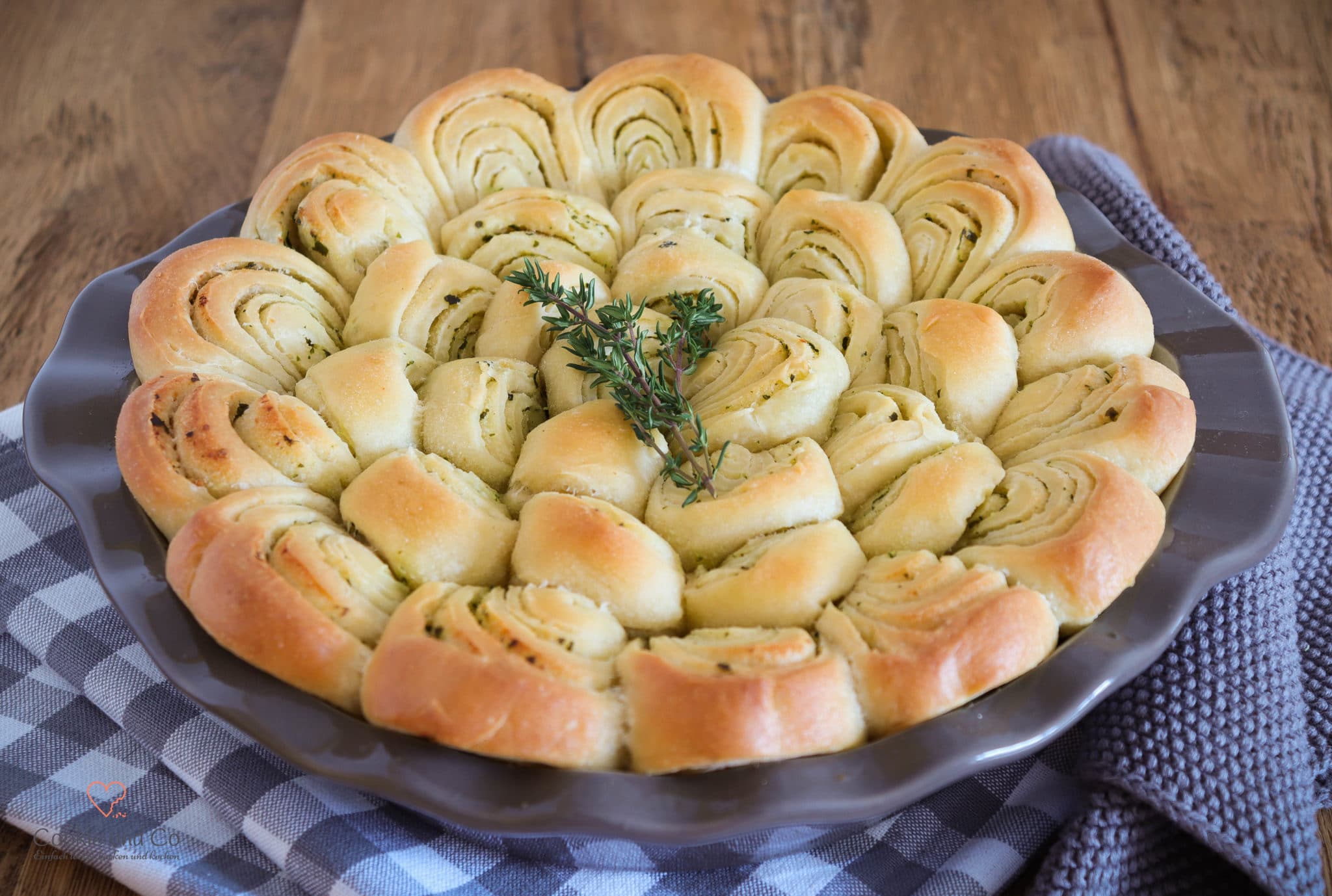Zupfbrot mit Kräuterbutter in einer Pie-Form.