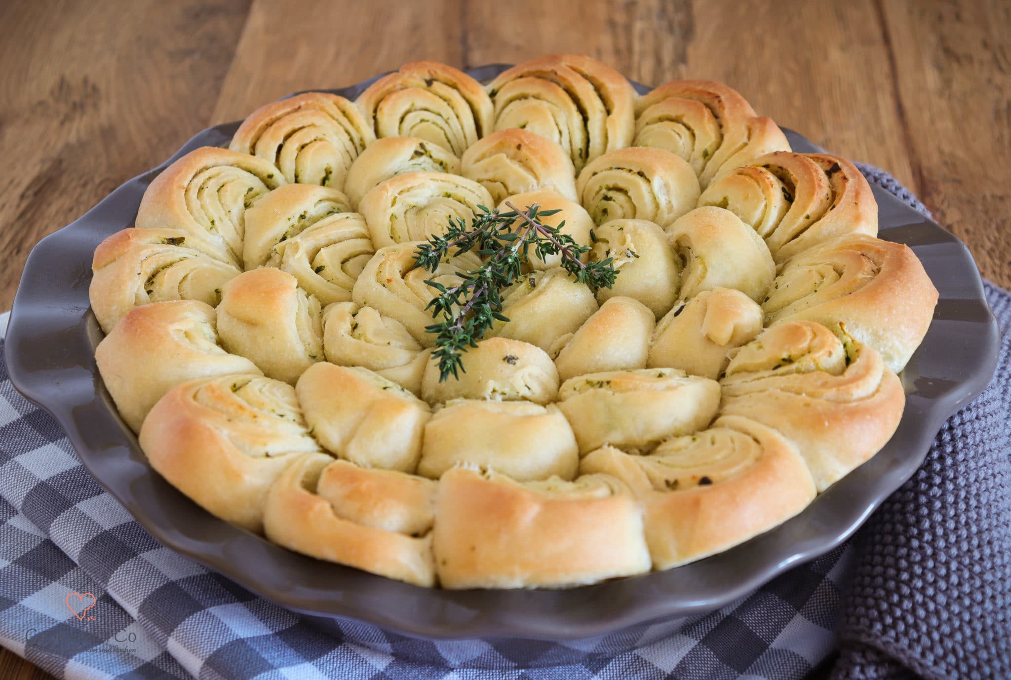 Zupfbrot mit Kräuterbutter in einer Pie-Form.
