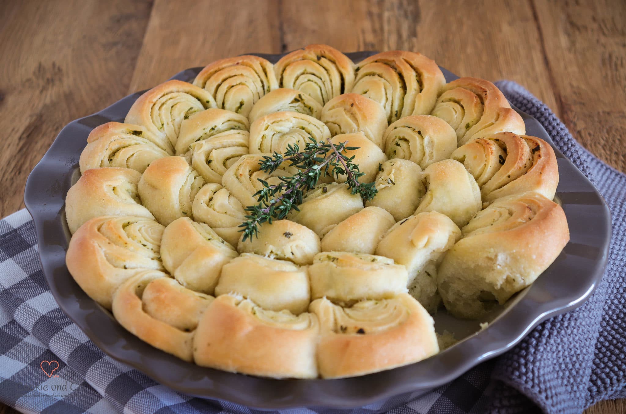 Zupfbrot mit Kräuterbutter in einer Pie-Form.