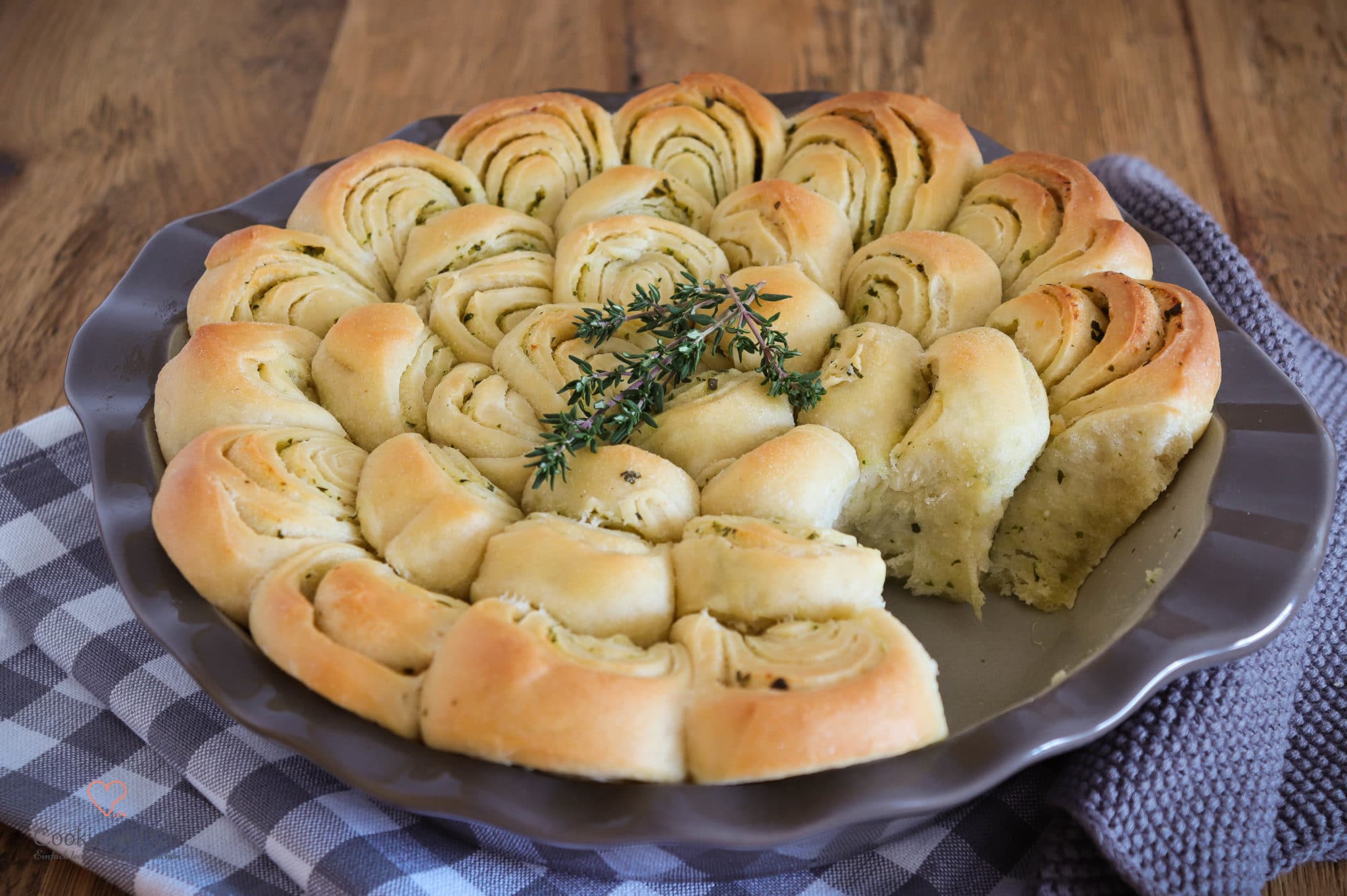 Zupfbrot mit Kräuterbutter in einer Pie-Form.