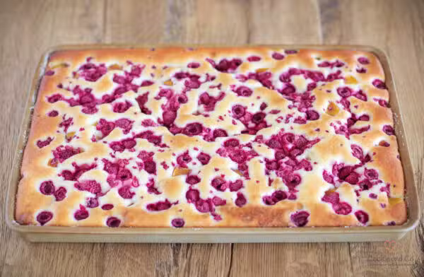 Versunkener Pfirsich-Himbeer-Kuchen