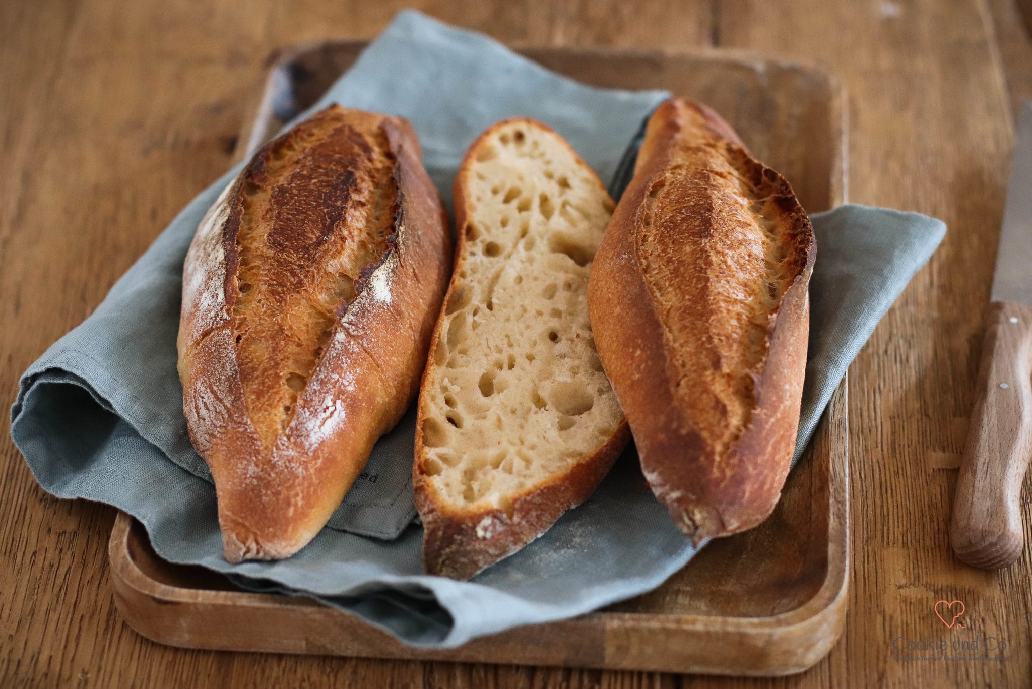 Baguettebrötchen: rustikal &amp; knusprig (mit Hefewasser) | Cookie und Co