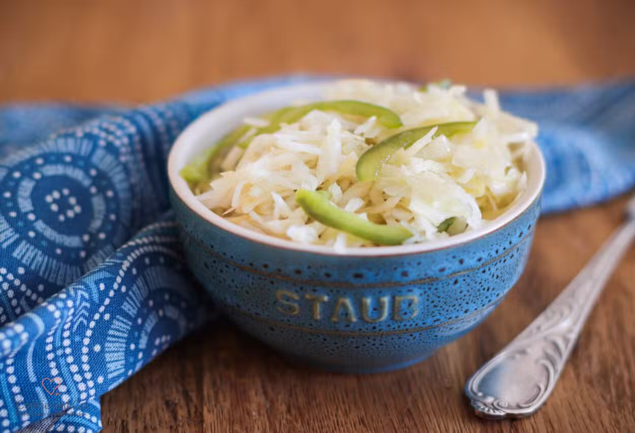 Weißkrautsalat in einer Schale mit grüner Paprika.