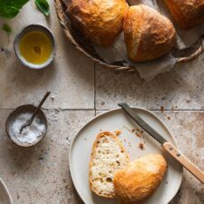 Einfache Ciabatta Brötchen mit Olivenöl über Nacht.