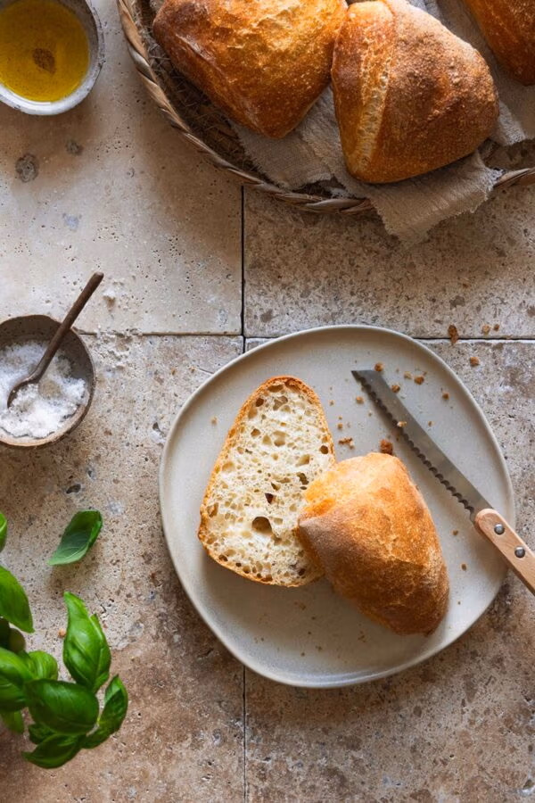 Einfache Ciabatta Brötchen mit Olivenöl über Nacht.